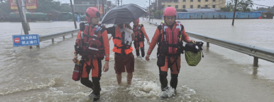 迎战强降雨天气 万宁消防疏散百余名被困群众