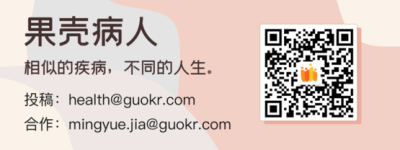 我按宝宝双肩、老公按下半身，医生开始从肛门注入空气