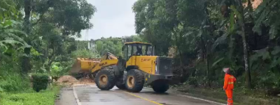 琼中：最高土堆将近20米高！降雨致山体滑坡阻断交通 公路部门正全力抢通中