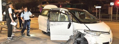 毒車撞開5車逃捕 警擎槍人去車空