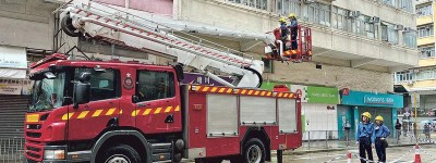 新蒲崗舊樓批盪墜行人路 北角住宅停車場同日塌石屎 損私家車