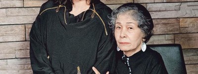 首合作鬥恐怖 互笠高帽 何超儀白川和子語言不通無礙演出