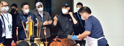 紅館跨年演唱會開鑼 張學友拜神向歌迷揮手豎拇指