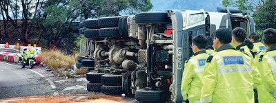 櫃車翻側漏油 警撒木糠戒備