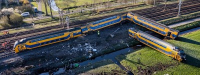 荷兰一列客运火车脱轨，已造成1人死亡30余人受伤