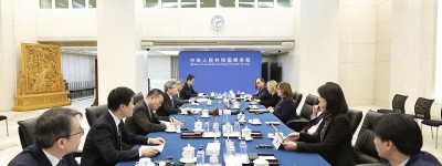 商务部国际贸易谈判代表兼副部长王受文会见美国商会代表团